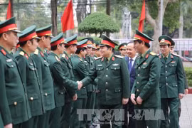 越共中央军委副书记吴春历大将莅临清化省军事指挥部调研