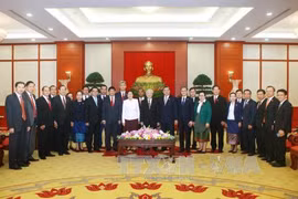 越共中央总书记阮富仲同老挝国会代表团合影留念。(图片来源：越通社)
