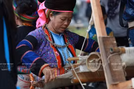 龙八乡艺人施展土锦纺织技术。