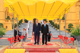 6月7日上午在主席府，越南国家主席陈大光已主持隆重仪式，欢迎米洛什·泽曼总统和夫人访越。