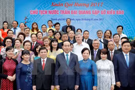 国家主席陈大光会见旅外模范越侨代表。（图片来源：越通社）