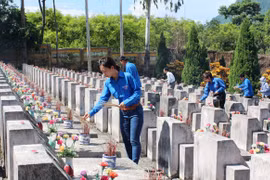 英烈们的功绩永远刻印在每位越南人的心坎里