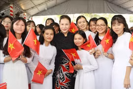 越南国会主席阮氏金银出席塔梅高中学校开学典礼