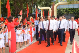 越南党和国家领导人与全国学生共迎新学年