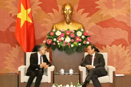 国会副主席冯国显会见亚太国际葡萄酒与烈酒联盟主席