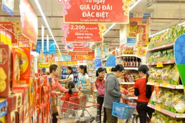 进入腊月 岘港市年货市场活跃