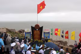 越南大陆领土最东端地区举行2019年新年升旗仪式