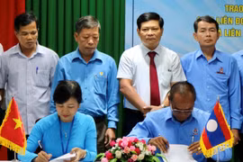 越南承天顺化省同老挝萨拉弯省携手保护劳动者的权益