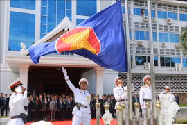 老挝举行东盟会旗升旗仪式 庆祝东盟成立52周年