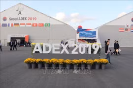 越南国防部代表团参观2019年韩国首尔国际航空航天暨军工业展览会
