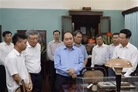  越南政府总理阮春福在67号房向胡志明主席敬香 