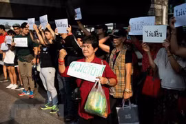  泰国活动人士举行和平集会反对推迟大选