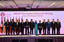 越南出席AMM-52框架下的多边会议
