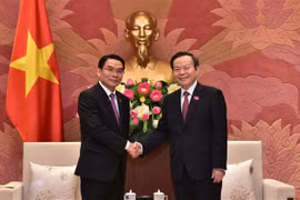 国会副主席冯国显会见老挝国会代表团