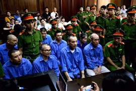 非法贩卖379块海洛因案： 8个死刑1个无期徒刑