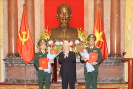 阮富仲总书记向晋升上将军衔的同志颁发命令状