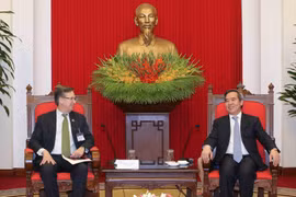 越共中央经济部部长阮文平会见美国-东盟理事会代表团