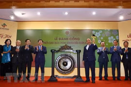 阮春福出席2019年越南证券开市敲锣仪式