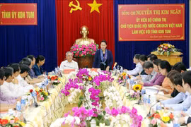 国会主席阮氏金银赴昆嵩省调研