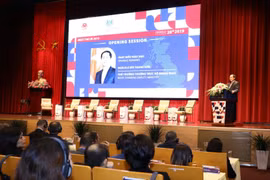 越英双方不断促进两国战略伙伴关系的全面发展