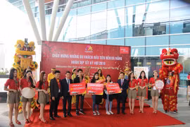 己亥猪年大年初一：岘港市接待180名航空游客“冲年喜”