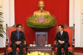 越老共同推动两国青年团合作走向深入