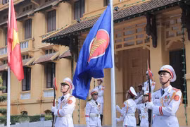 东盟会旗升旗仪式在首都河内举行
