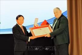 越南向俄罗斯皮亚季戈尔斯克国立大学授予友谊勋章