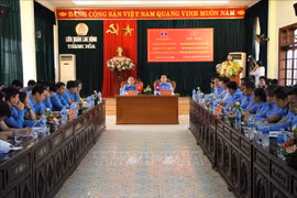 越南清化省与老挝华潘省就工会活动举行经验交流会