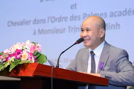 越南两名学者荣获法国骑士勋章