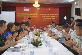越南与新加坡青年军官互相分享经验