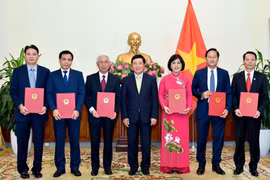 2019-2022年任期六位新任驻外大使任命书颁发仪式在河内举行