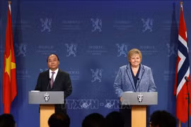 政府总理阮春福与挪威总理索尔贝格共同会见记者