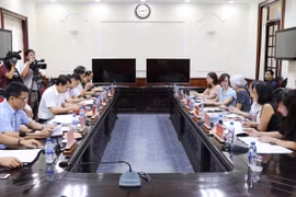 外国驻越使馆代表团来宁平省了解领事工作