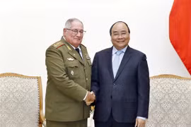 越南政府总理阮春福会见古巴革命武装力量部第一副部长兼总参谋长 