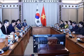胡志明市领导会见韩国庆尚北道知事李喆雨