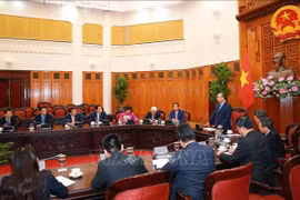 阮春福总理会见越南驻外大使和首席代表