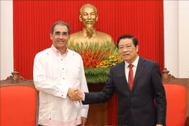 越共中央内政部部长潘廷镯会见巴拿马民族独立联盟代表团