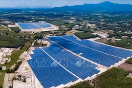 平定省第一座太阳能发电厂并入国家电网