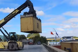法国内河至越南运输线路投运