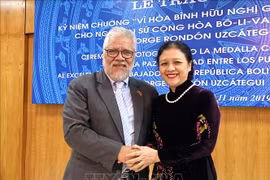 委内瑞拉驻越大使荣获“致力于各民族和平友谊”纪念章