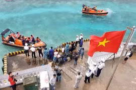 与生存东岛驻岛官兵迎新春送温暖