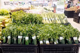 越南超市妙用香蕉叶包装蔬菜吸引新加坡媒体的关注