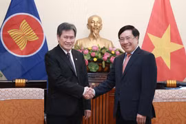 越南政府副总理兼外长范平明会见东盟秘书长林玉辉