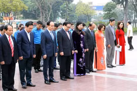 河内市领导向列宁塑像敬香花圈 纪念俄罗斯十月革命胜利102周年