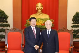 越共中央总书记、国家主席阮富仲会见老挝总理通伦