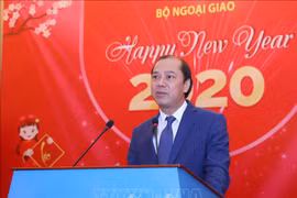 越南外交部举行2020年新年外国驻越代表机构文化新闻随员和国际新闻机构助理和记者见面会