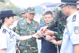 越南警方向中国警方移交4名中国籍通缉在逃犯