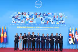 越南政府总理阮春福出席东盟与韩国伙伴关系30周年纪念峰会首场会议