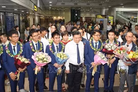 越南学生代表团从国际奥林匹克数学竞赛凯旋而归